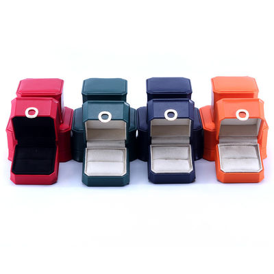 11*11*5.5cm Diseño de anillo de color personalizado Caja de joyas de cuero PU para brazalete de collar