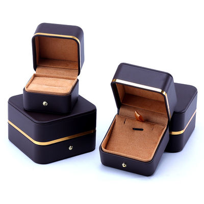 Caja de embalaje de joyas de cuero de logotipo en relieve para brazalete collar reloj y anillo