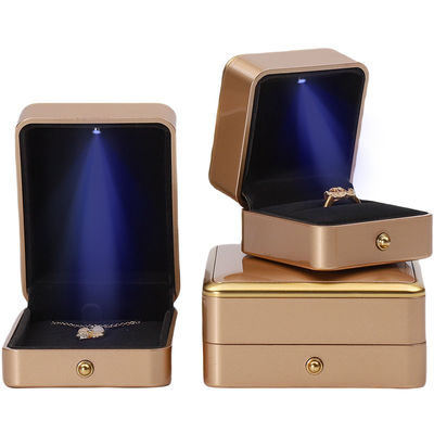 Logotipo personalizado Oro ligero LED caja de joyería para brazalete collar de pendientes anillo de embalaje