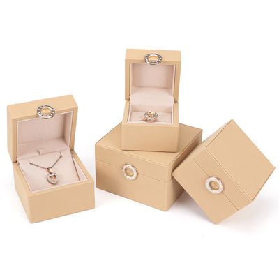 Logotipo de estampado caliente personalizado Cuatro hojas de trébol caja de joyería de cuero PU para anillos de tamaño personalizado