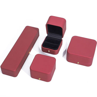 Caja de embalaje con botón dorado