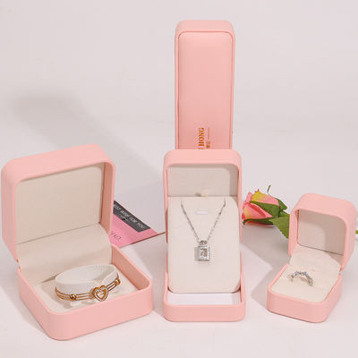 Fabricación al por mayor de joyería Premium Embalaje de caja Logotipo personalizado personalizado Collar Brazalete Orecillos Anillo Embalaje de cuero rosa Caja de joyería