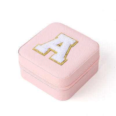 Caja de almacenamiento de joyas portátil pequeña de cuero Pu con cuentas de terciopelo rosa