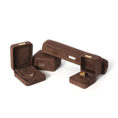 Fabricación al por mayor Caja de joyería de lujo personalizada de alta gama Collar Brazalete Aretes Anillo conjunto de joyas Embalaje Caja de joyas de terciopelo marrón con logotipo