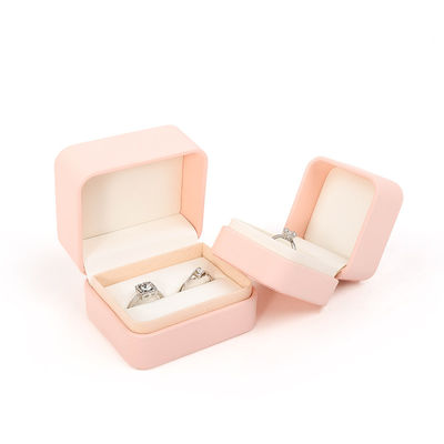 Venta al por mayor de joyería embalaje caja de anillo de joyería personalizada embalaje de lujo rosa joyería de cuero doble caja de anillo para el compromiso de la boda