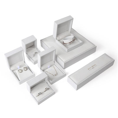Caja de joyería cuadrada blanca de terciopelo de alta gama para embalaje de pulseras, collares y anillos