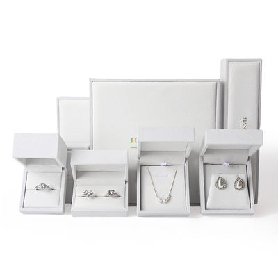 Caja de joyería cuadrada blanca de terciopelo de alta gama para embalaje de pulseras, collares y anillos