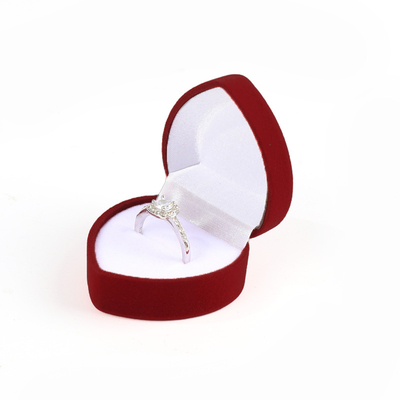 caja de anillos de joyería roja de terciopelo para el día de San Valentín
